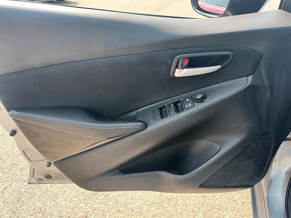 2018 Toyota Yaris 4-Door Sedan 6MT in Stratford, Ontario - 10 - w1024h768px