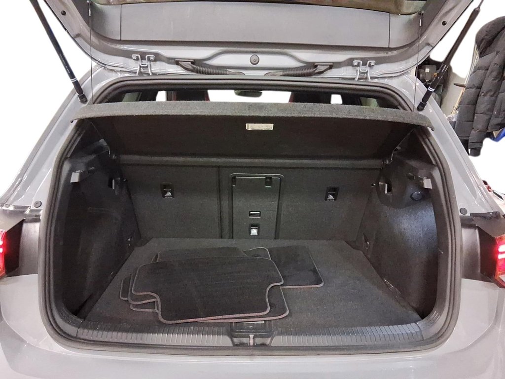 2023 Volkswagen GTI 2.0 T Autobahn 6Sp in Stratford, Ontario - 6 - w1024h768px