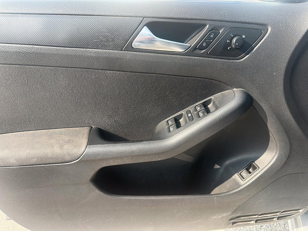 2011 Volkswagen Jetta Comfortline 2.0 6sp at w/Tip in Stratford, Ontario - 10 - w1024h768px