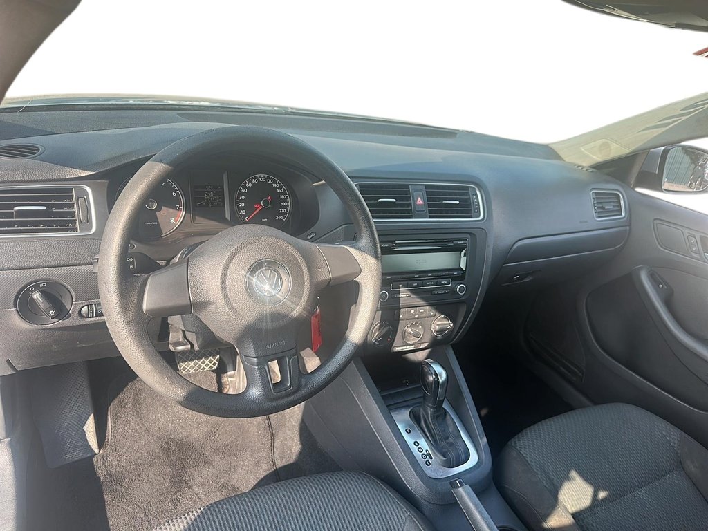 2011 Volkswagen Jetta Comfortline 2.0 6sp at w/Tip in Stratford, Ontario - 9 - w1024h768px