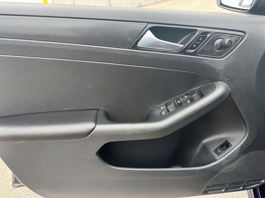 2013 Volkswagen Jetta Comfortline 2.0 6sp at w/Tip in Stratford, Ontario - 10 - w1024h768px