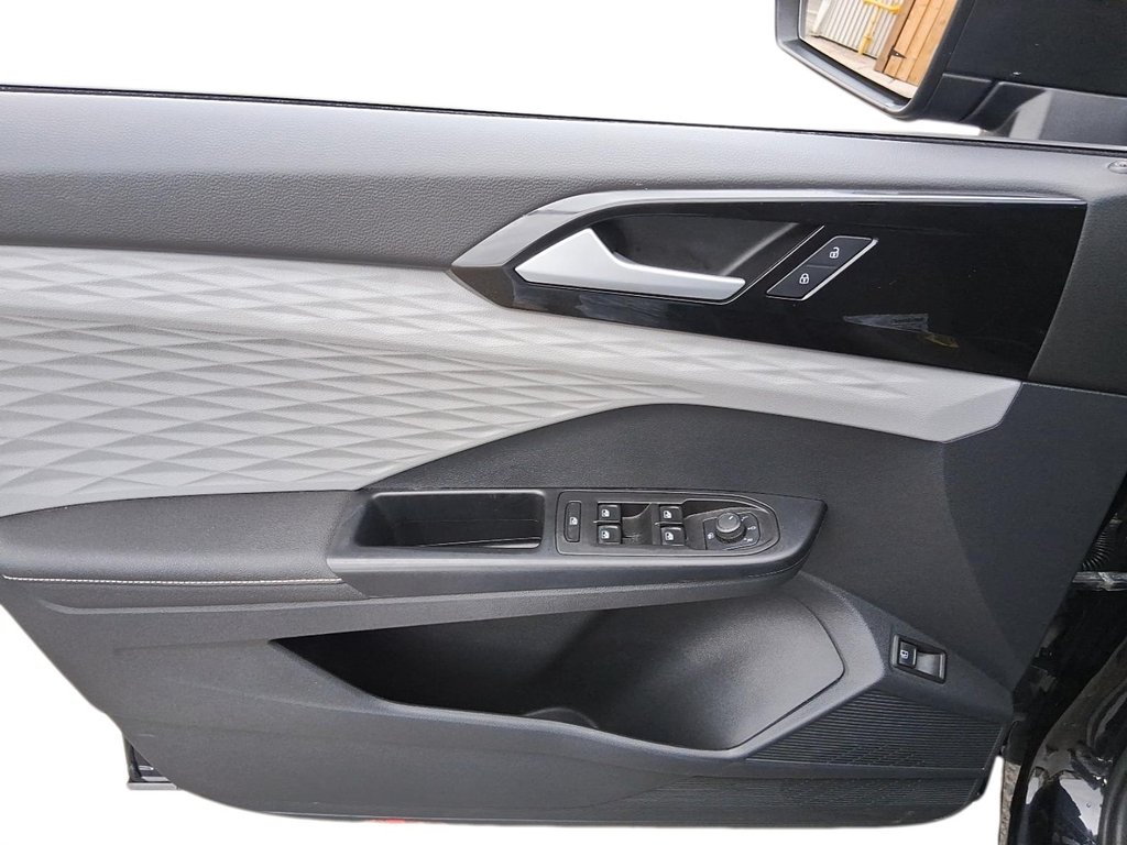 2024 Volkswagen Taos Trendline 1.5T 8sp at w/ Tip in Stratford, Ontario - 11 - w1024h768px