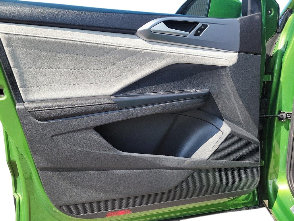 2025 Volkswagen Taos Highline 4MOTION in Stratford, Ontario - 10 - w1024h768px