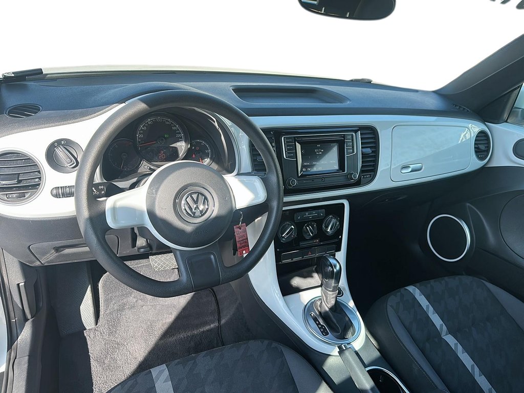 2017 Volkswagen The Beetle Convertible Classic 1.8T 6sp at w/Tip in Stratford, Ontario - 8 - w1024h768px