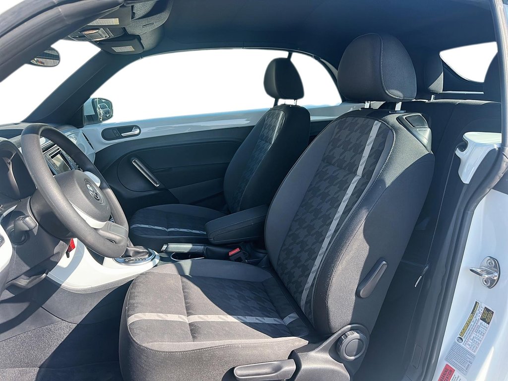 2017 Volkswagen The Beetle Convertible Classic 1.8T 6sp at w/Tip in Stratford, Ontario - 7 - w1024h768px