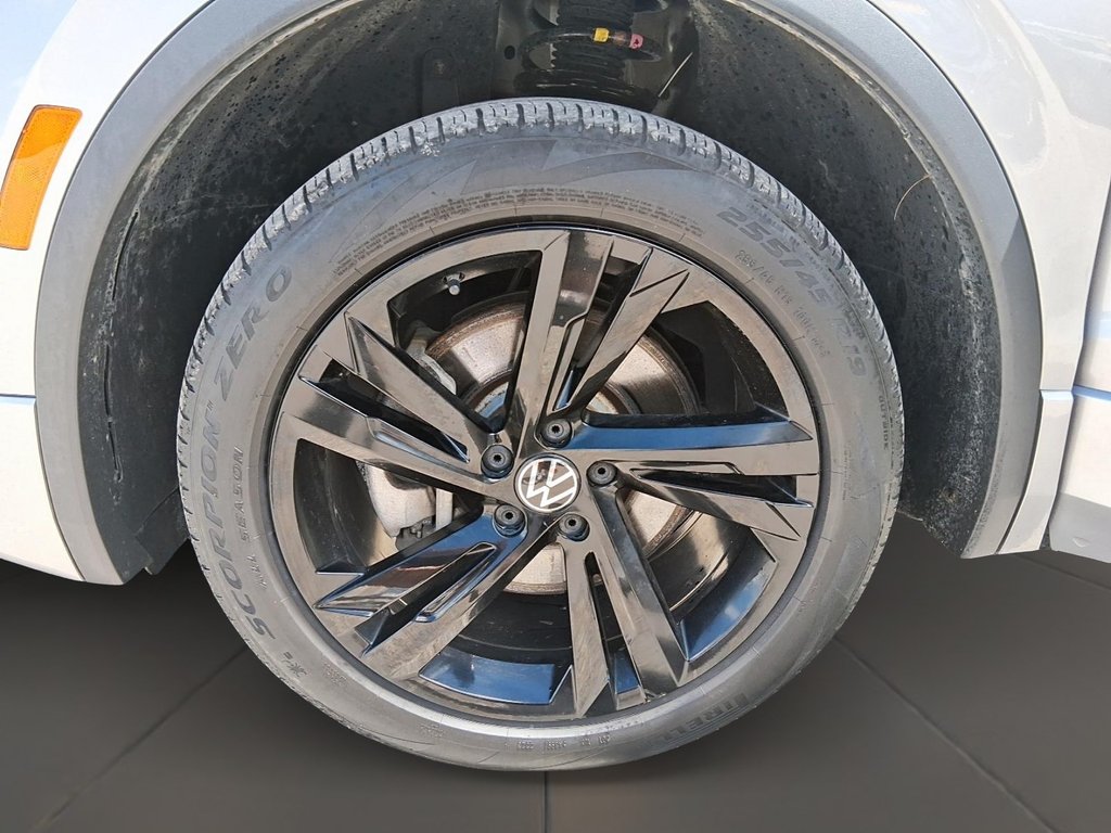 2024 Volkswagen Tiguan Comfortline R-Line Black 2.0T 8sp at w/Tip 4M in Stratford, Ontario - 7 - w1024h768px