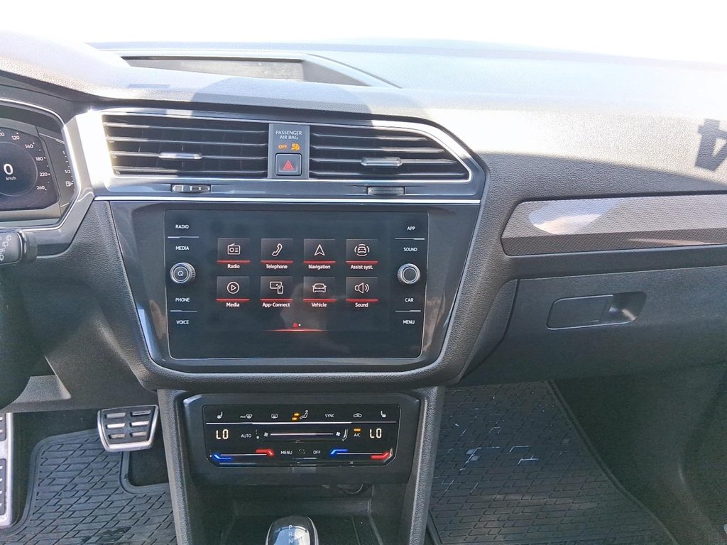 2024 Volkswagen Tiguan Comfortline R-Line Black 2.0T 8sp at w/Tip 4M in Stratford, Ontario - 15 - w1024h768px