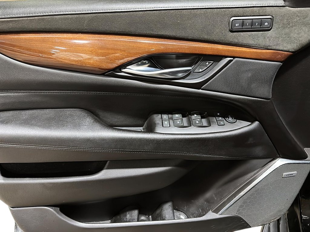 2020 Cadillac Escalade Premium Luxury in Stratford, Ontario - 12 - w1024h768px