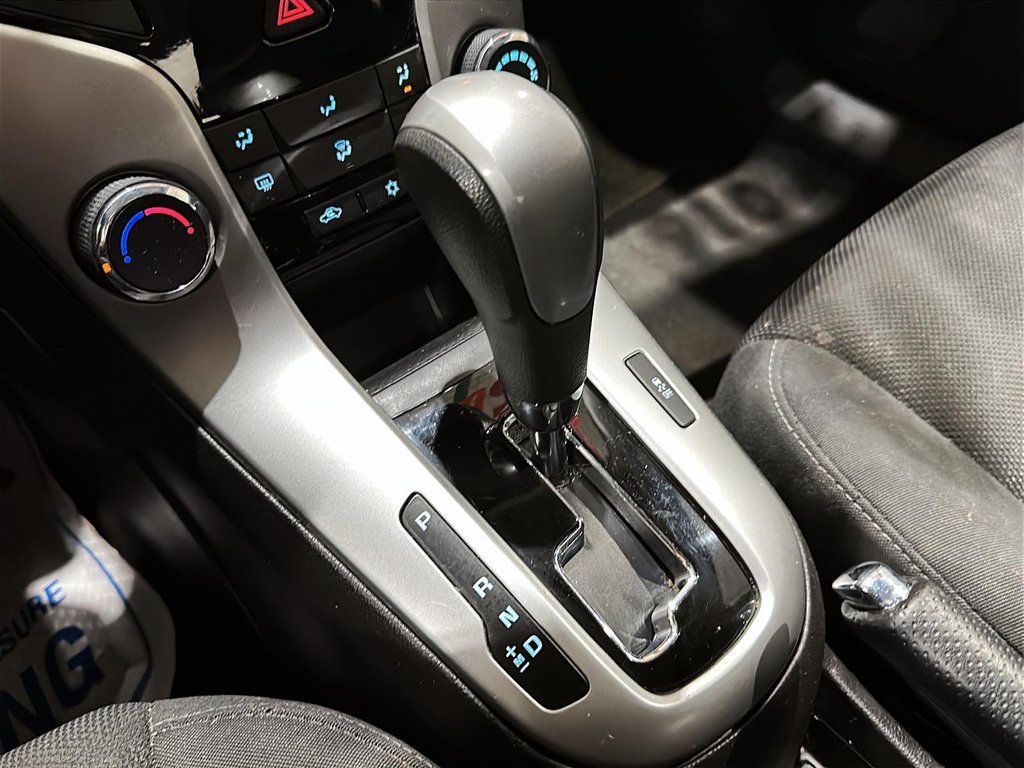 2016 Chevrolet Cruze Limited LT Turbo in Stratford, Ontario - 14 - w1024h768px