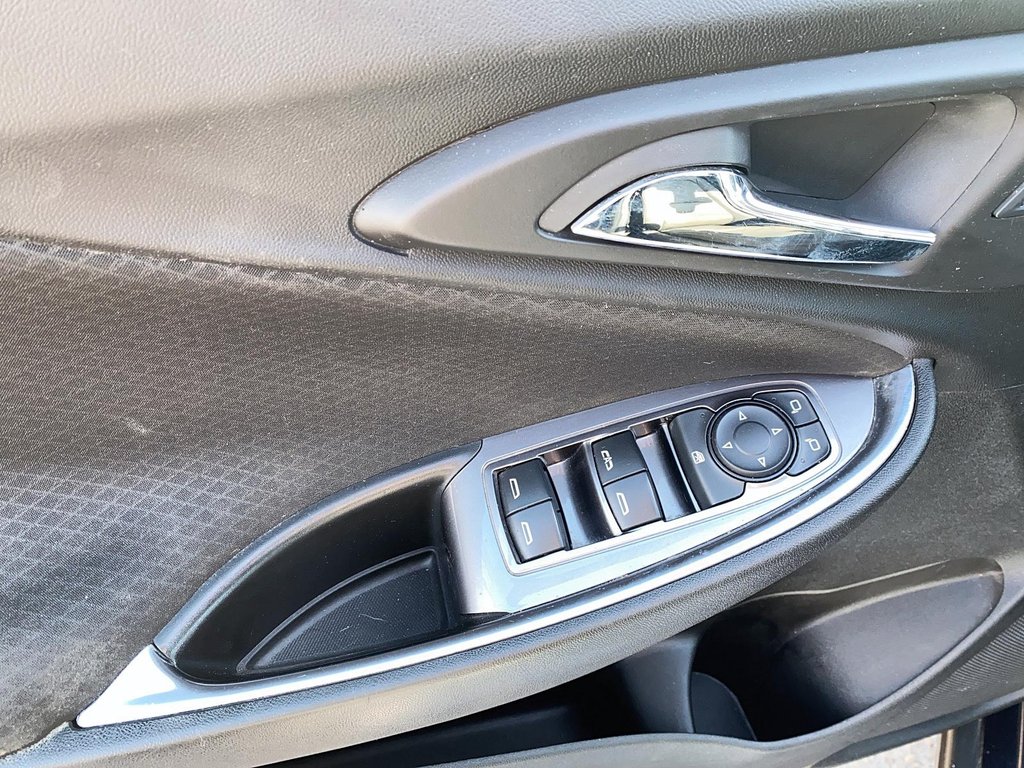 2016 Chevrolet Malibu LT in Stratford, Ontario - 10 - w1024h768px