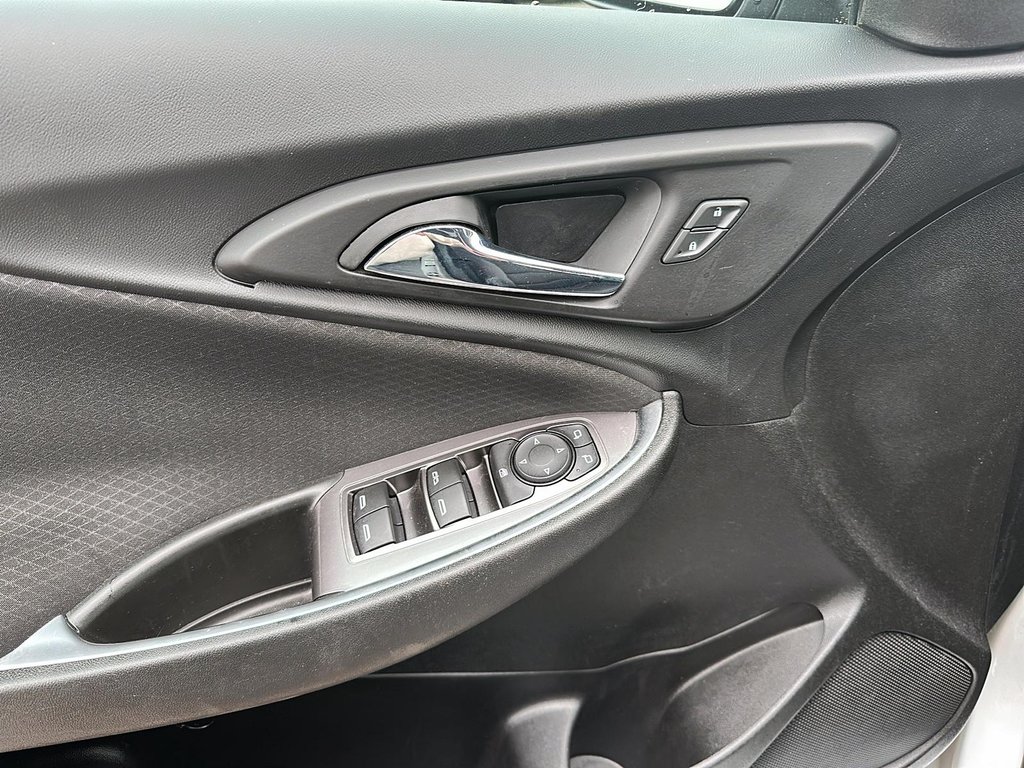 2020 Chevrolet Malibu LT in Brantford, Ontario - 10 - w1024h768px