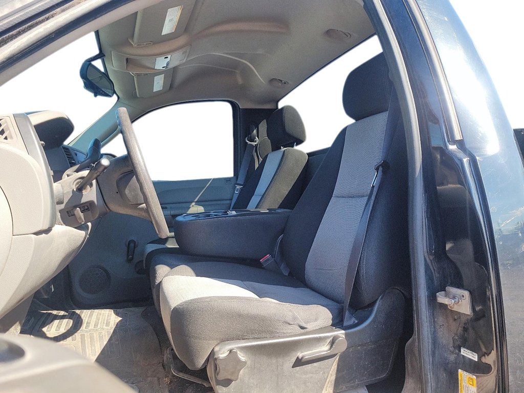 2009 Chevrolet Silverado 1500 WT Reg Cab in Brantford, Ontario - 8 - w1024h768px