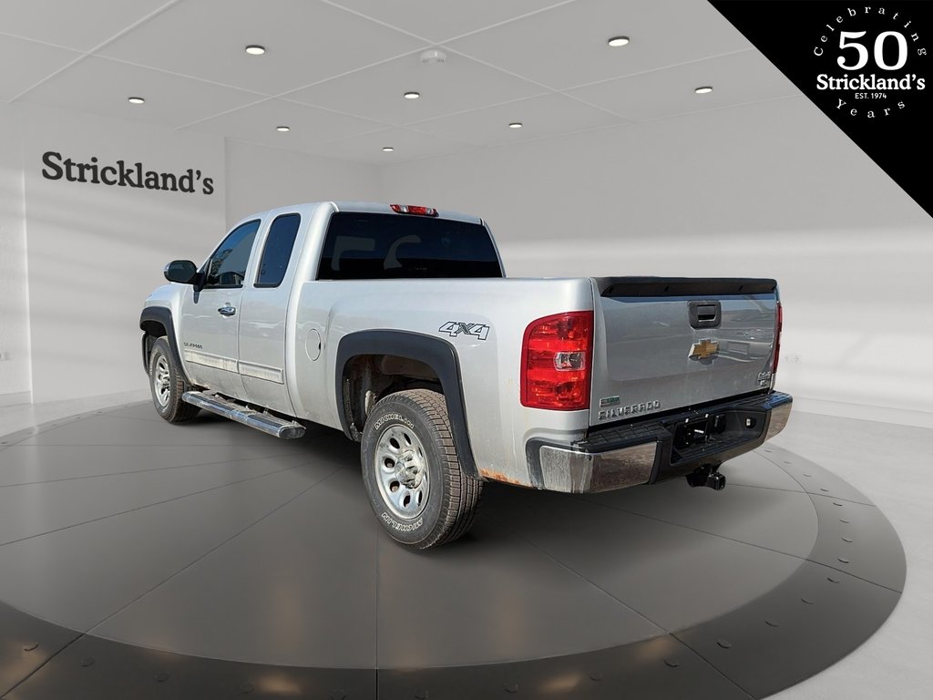 2011 Chevrolet Silverado 1500 LS Ext Cab Std Box 4WD 1SF in Stratford, Ontario - 4 - w1024h768px