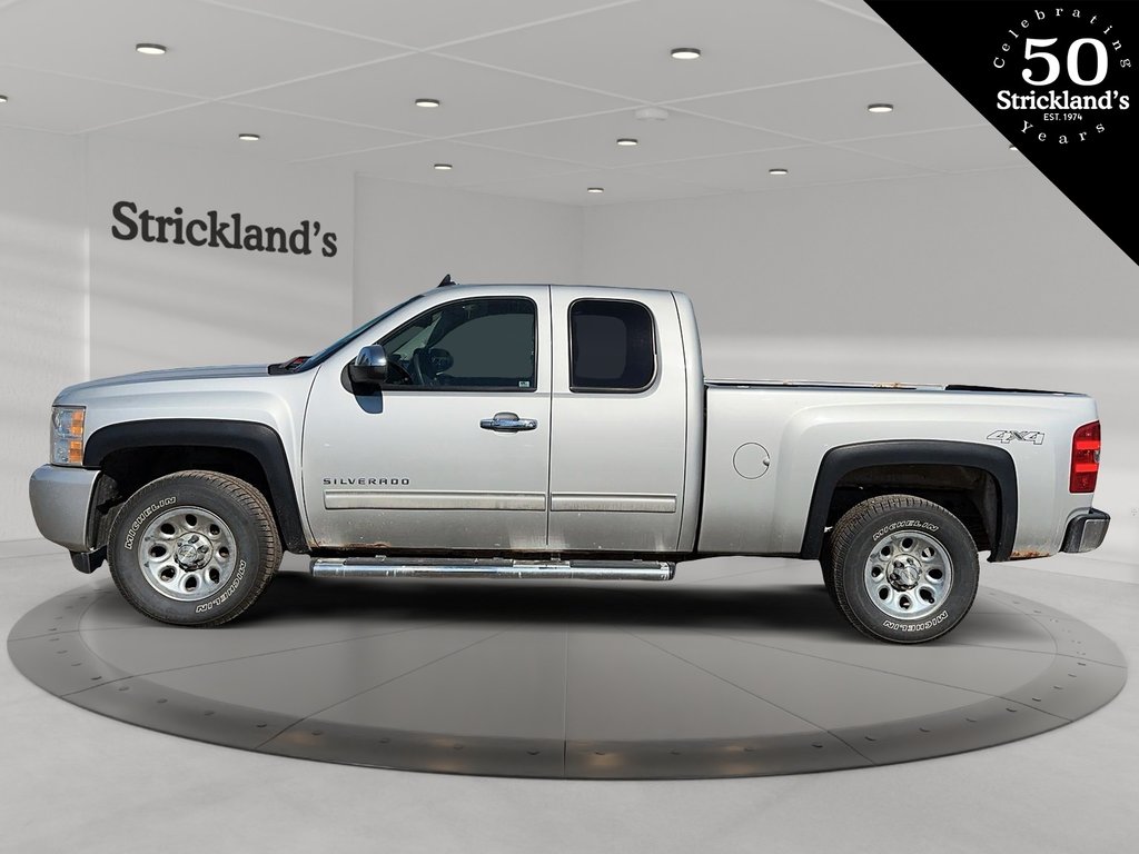 2011 Chevrolet Silverado 1500 LS Ext Cab Std Box 4WD 1SF in Stratford, Ontario - 5 - w1024h768px