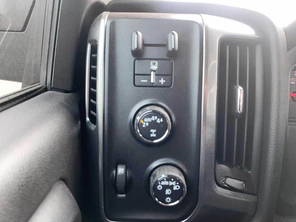 2017 Chevrolet Silverado 1500 Crew 4x4 LT / Short Box in Brantford, Ontario - 14 - w1024h768px