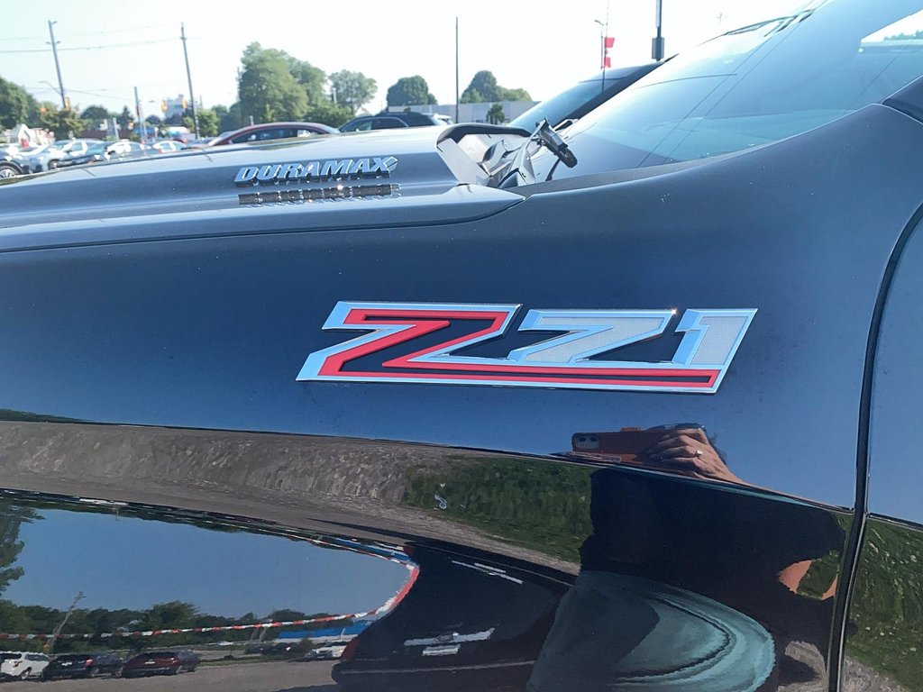 2021 Chevrolet Silverado 1500 Crew Cab 4x4 RST / Short Box in Stratford, Ontario - 6 - w1024h768px