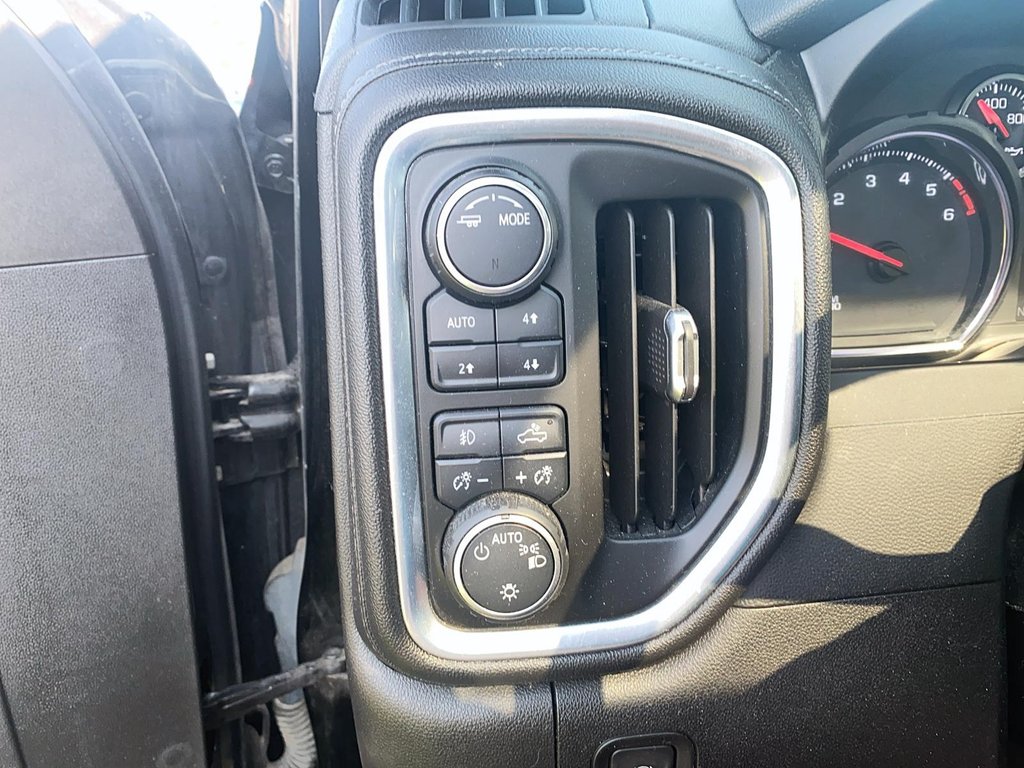 2021 Chevrolet Silverado 1500 Crew Cab 4x4 RST / Short Box in Stratford, Ontario - 15 - w1024h768px