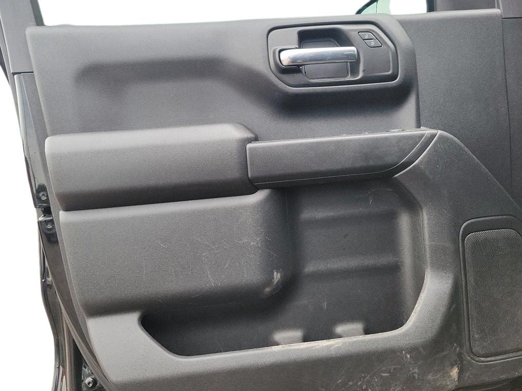 2025 Chevrolet Silverado 1500 Crew Cab Standard Box 4-Wheel Drive Custom in Brantford, Ontario - 9 - w1024h768px
