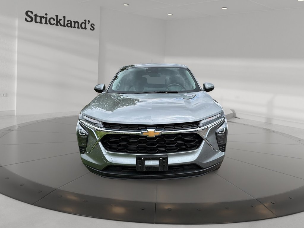 2025 Chevrolet Trax FWD 4dr LS in Brantford, Ontario - 2 - w1024h768px