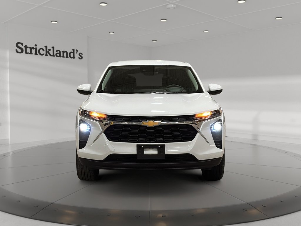 2025 Chevrolet Trax FWD 4dr LS in Brantford, Ontario - 2 - w1024h768px