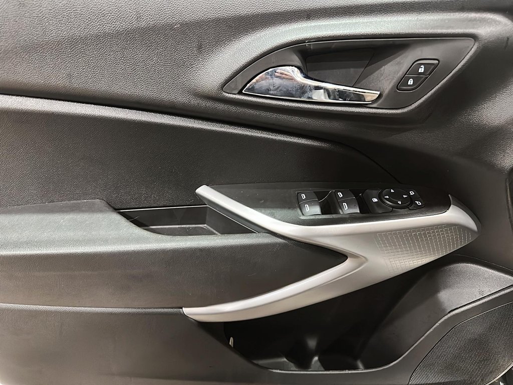 2025 Chevrolet Trax FWD 4dr LS in Brantford, Ontario - 10 - w1024h768px