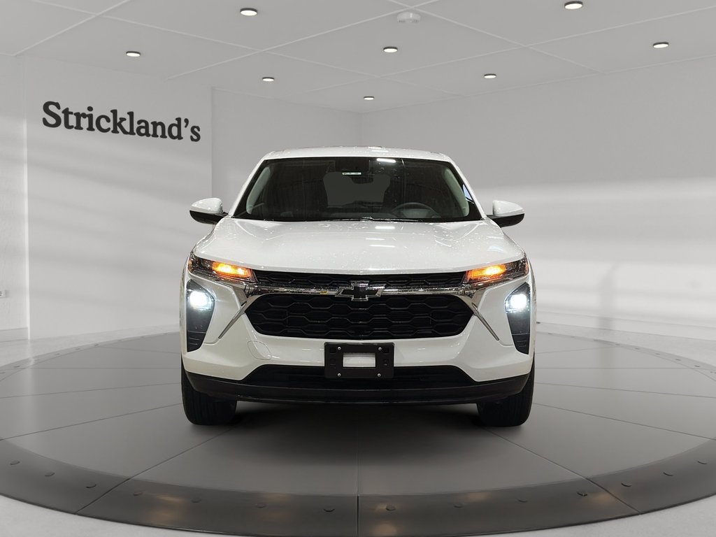 2025 Chevrolet Trax FWD 4dr LS in Brantford, Ontario - 2 - w1024h768px