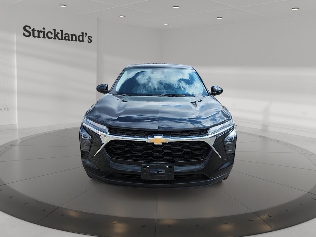 2025 Chevrolet Trax FWD 4dr LS in Brantford, Ontario - 2 - w1024h768px