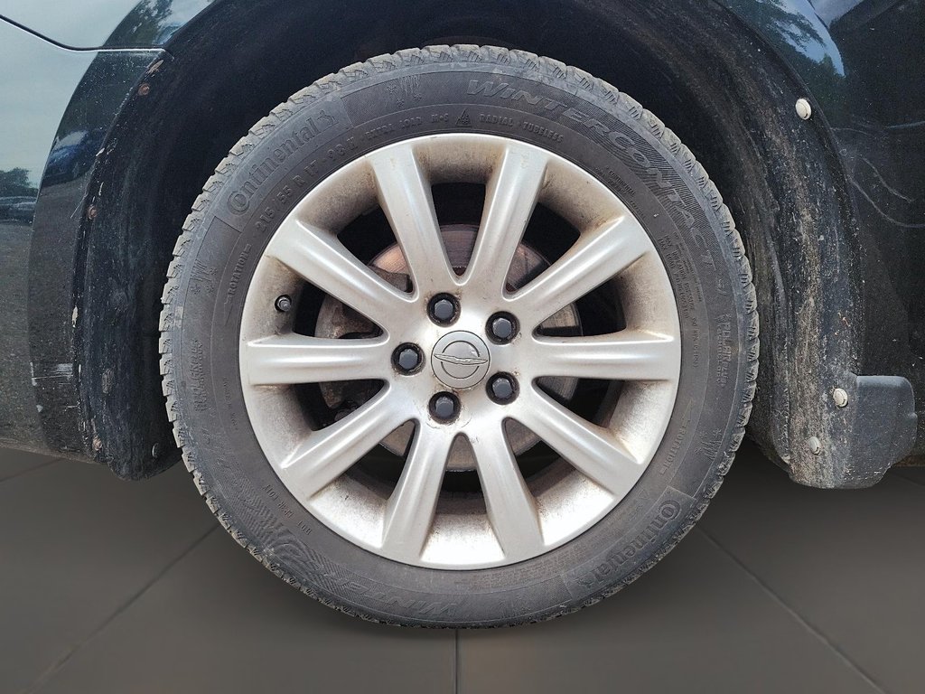 2011 Chrysler 200 LX in Brantford, Ontario - 7 - w1024h768px