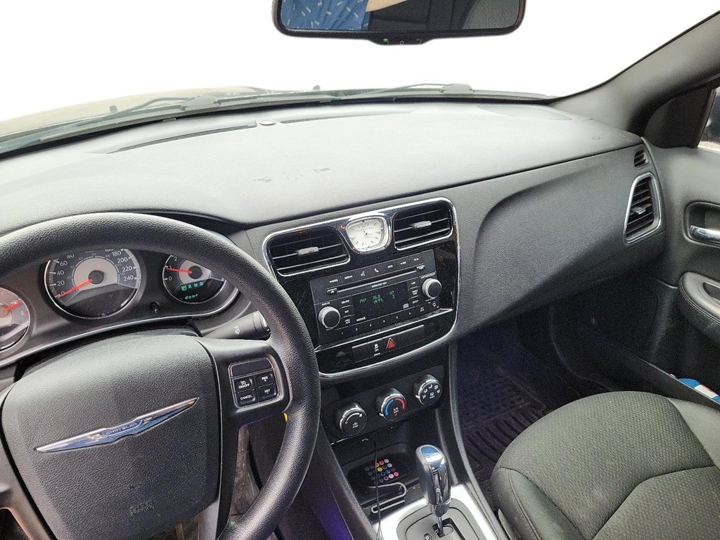 2011 Chrysler 200 LX in Brantford, Ontario - 13 - w1024h768px