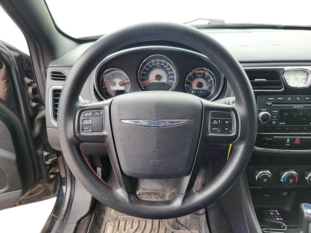 2011 Chrysler 200 LX in Brantford, Ontario - 11 - w1024h768px