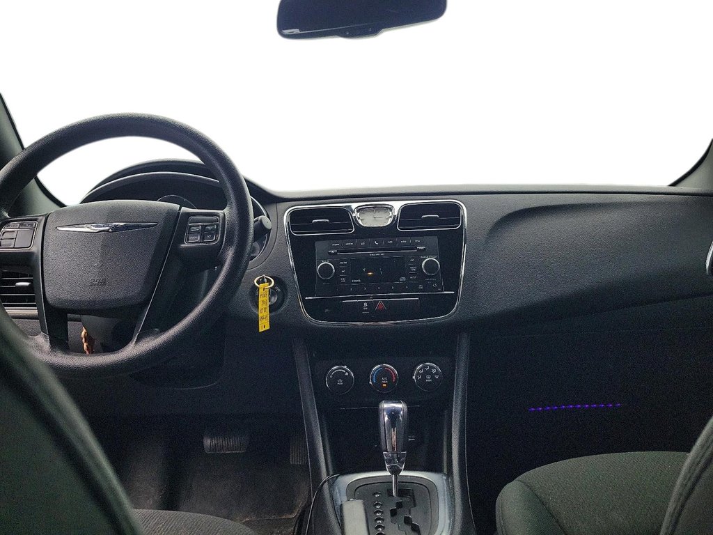 2011 Chrysler 200 LX in Brantford, Ontario - 9 - w1024h768px