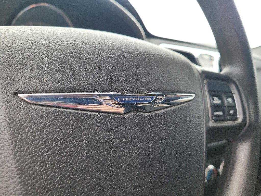 2011 Chrysler 200 LX in Brantford, Ontario - 17 - w1024h768px