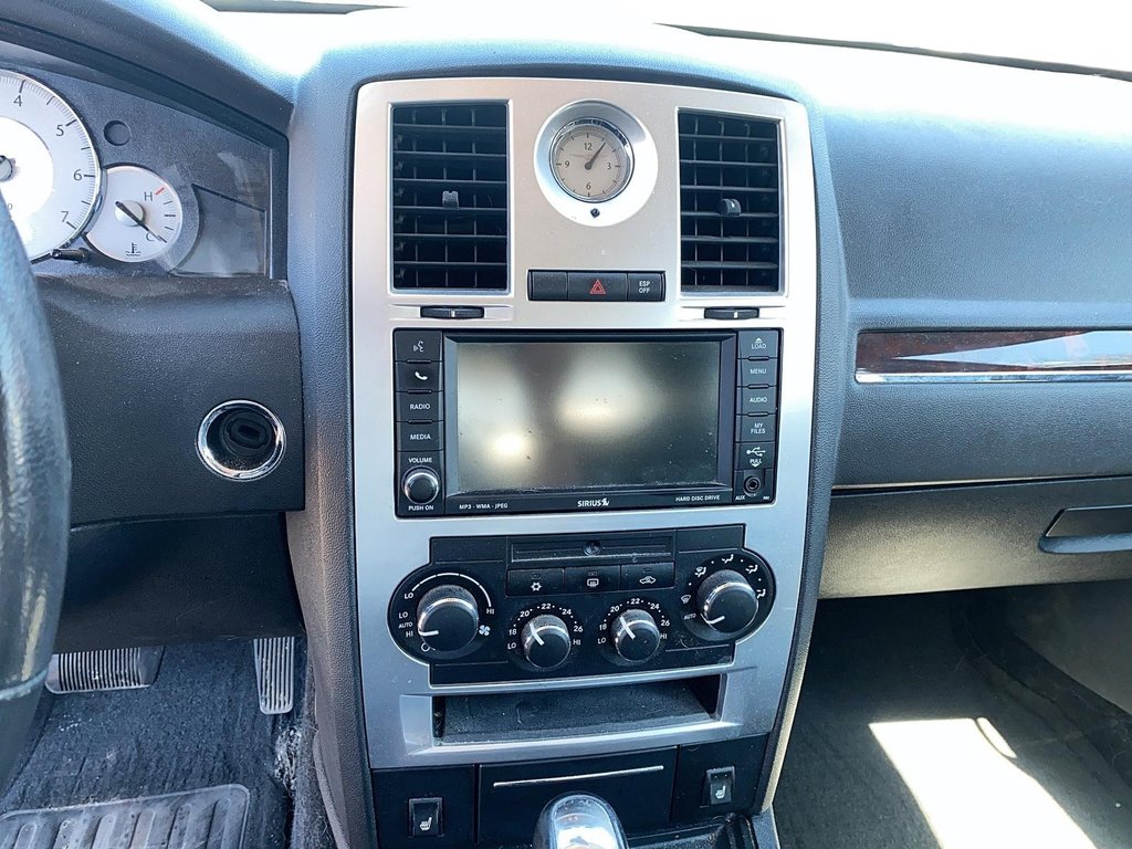 2010 Chrysler 300 Limited Sedan in Brantford, Ontario - 12 - w1024h768px