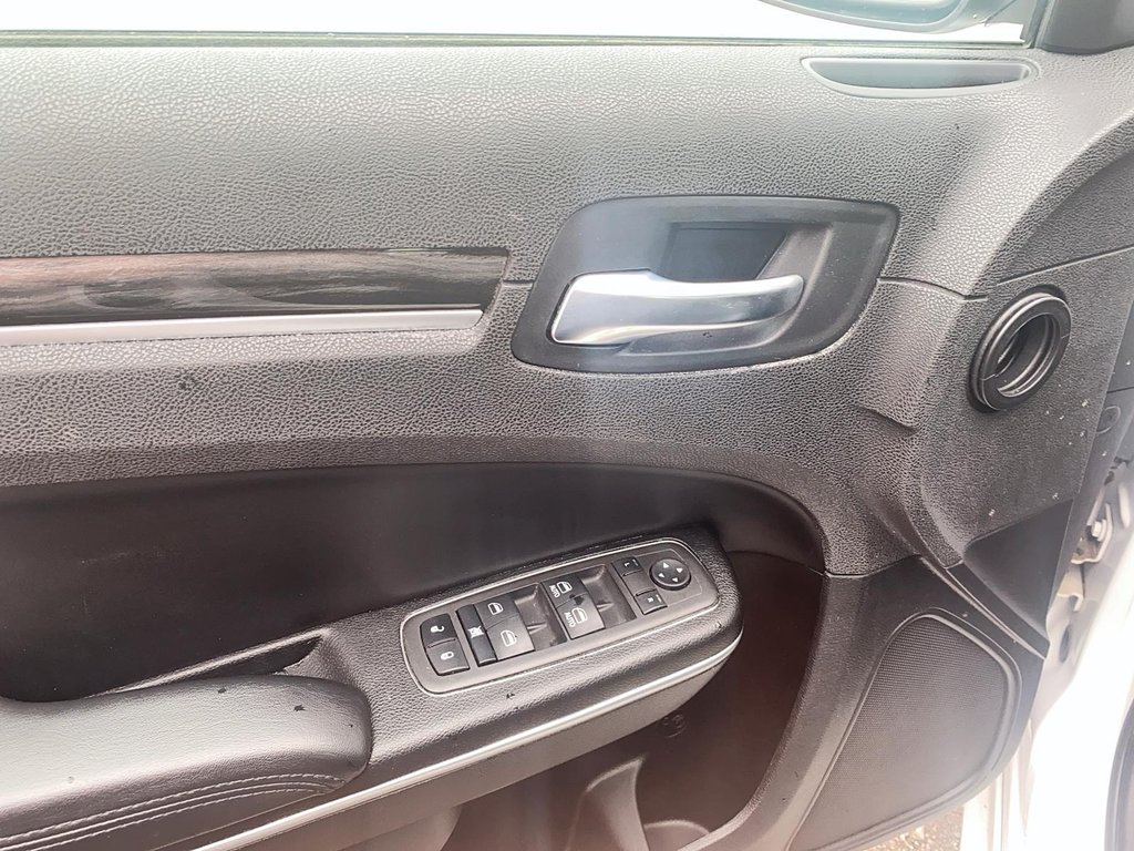 2022 Chrysler 300 Touring L in Brantford, Ontario - 10 - w1024h768px