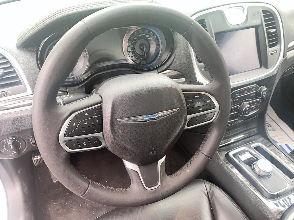 2022 Chrysler 300 Touring L in Brantford, Ontario - 11 - w1024h768px