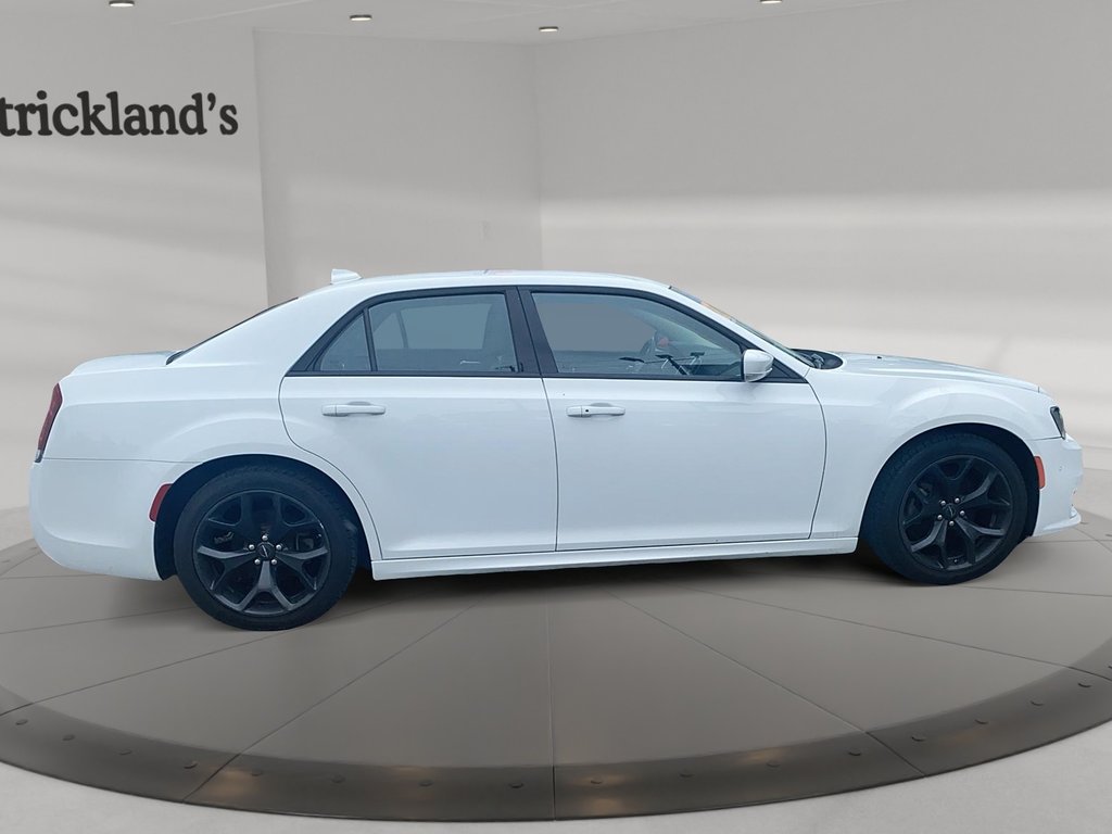 2022 Chrysler 300 Touring L in Brantford, Ontario - 5 - w1024h768px