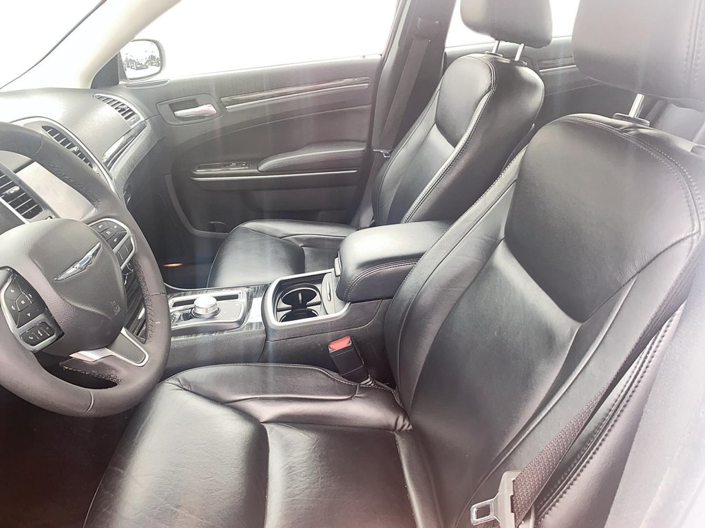 2022 Chrysler 300 Touring L in Brantford, Ontario - 8 - w1024h768px