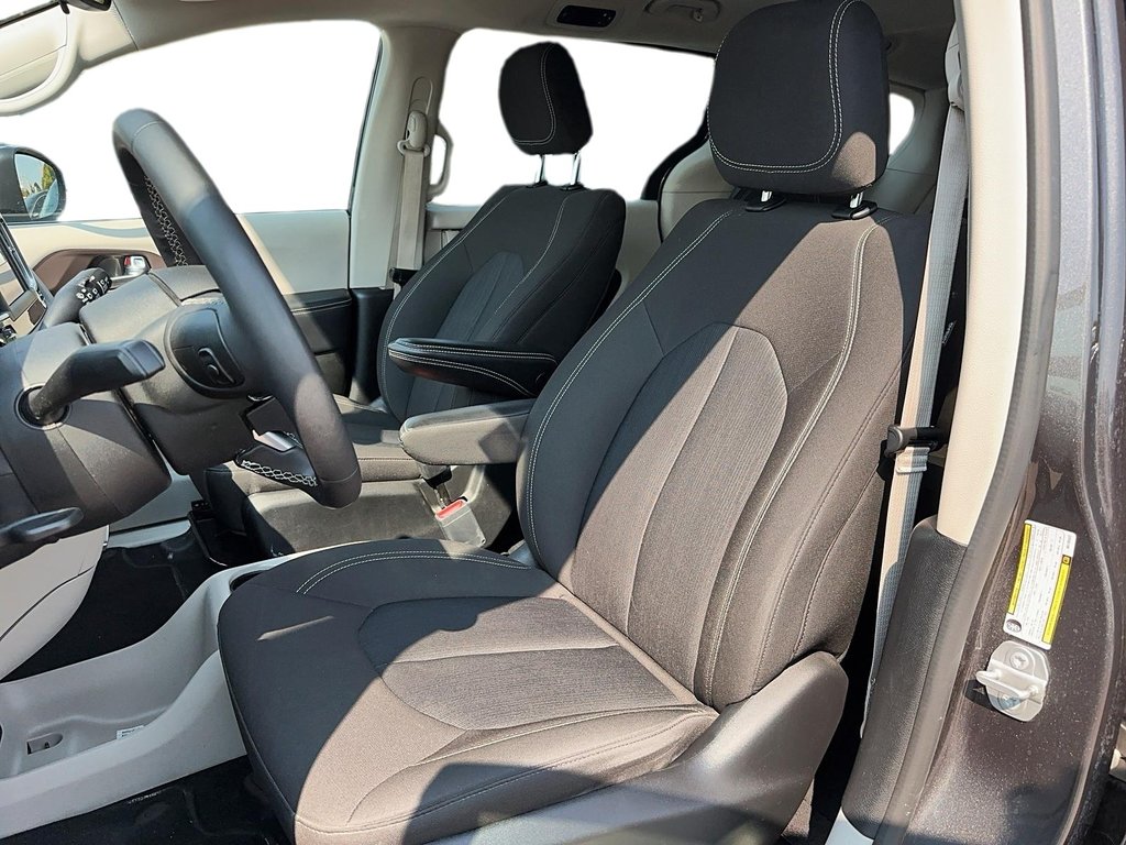 2022 Chrysler Grand Caravan SXT in Brantford, Ontario - 7 - w1024h768px