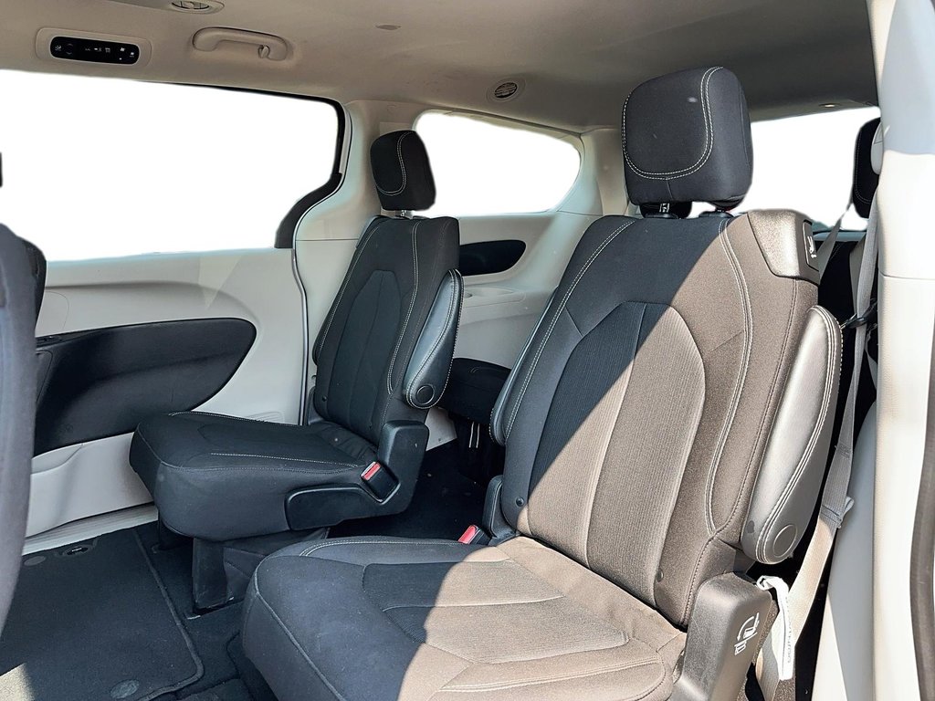 2022 Chrysler Grand Caravan SXT in Brantford, Ontario - 11 - w1024h768px