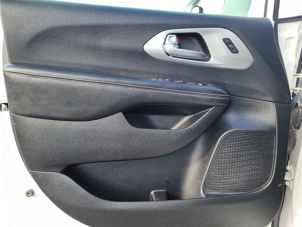 2020 Chrysler Pacifica Touring L in Brantford, Ontario - 10 - w1024h768px