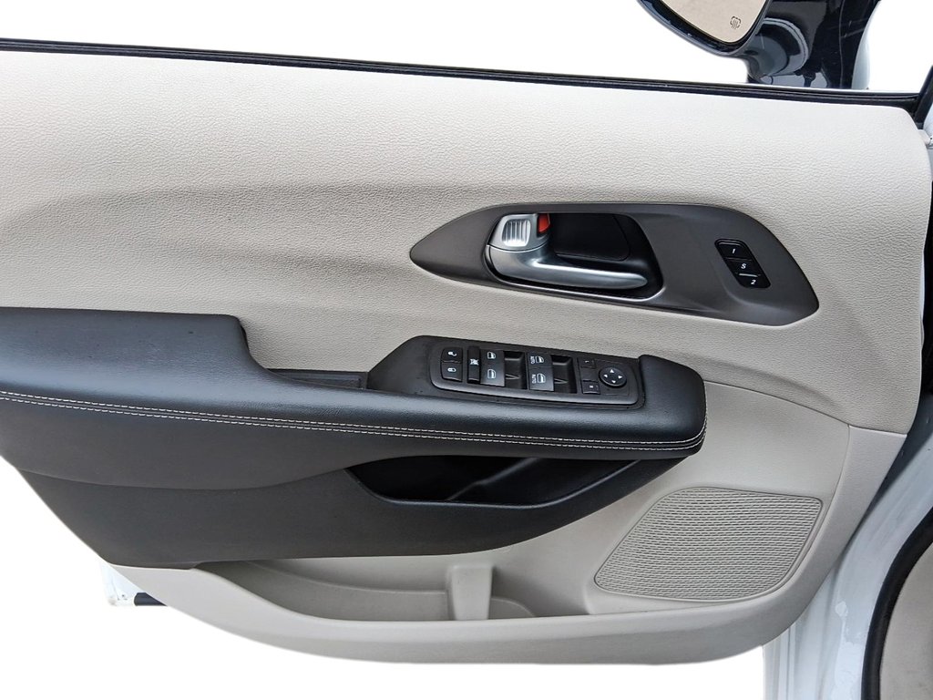 2024 Chrysler Pacifica Touring-L FWD in Brantford, Ontario - 12 - w1024h768px
