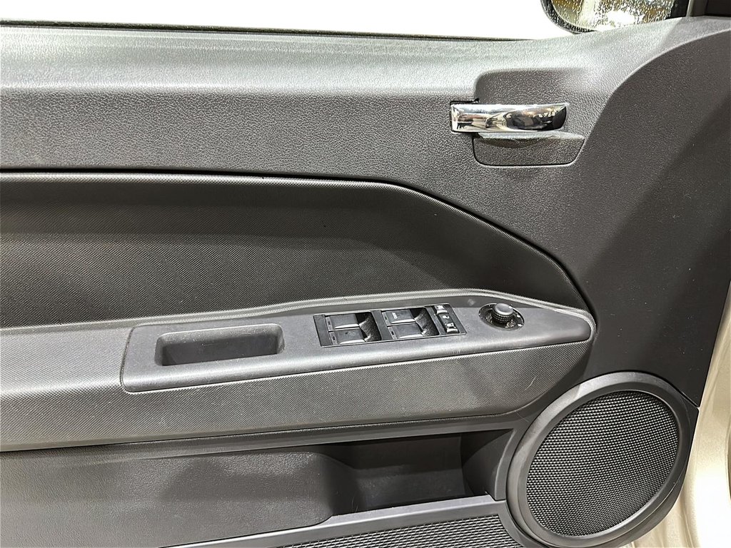 2009 Dodge Caliber SXT Hatchback in Brantford, Ontario - 10 - w1024h768px