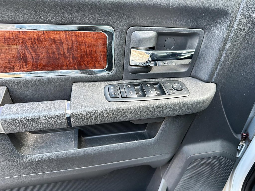 2011 Dodge Ram 1500 Laramie Crew Cab 4WD in Stratford, Ontario - 10 - w1024h768px