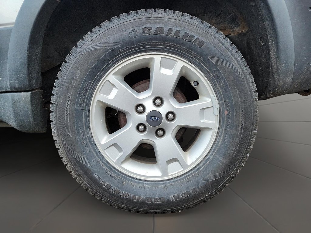 2005 Ford Escape XLT 4Dr 2WD 6CYL in Brantford, Ontario - 6 - w1024h768px