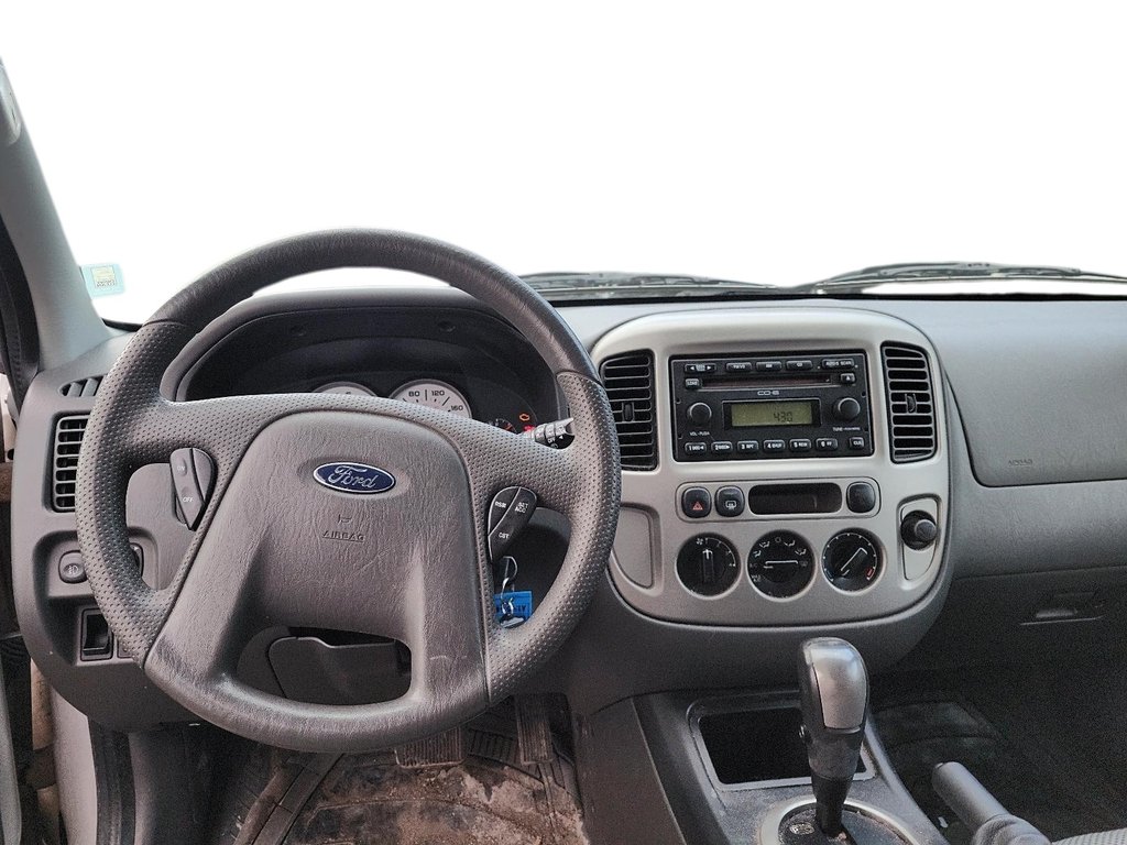 2005 Ford Escape XLT 4Dr 2WD 6CYL in Brantford, Ontario - 12 - w1024h768px