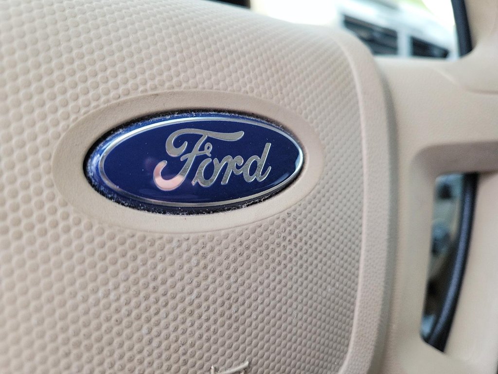 2009 Ford Escape XLT 4Dr 2WD 6CYL in Brantford, Ontario - 17 - w1024h768px