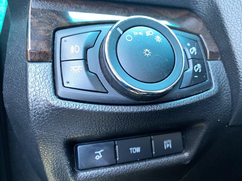 2015 Ford Explorer Limited in Brantford, Ontario - 20 - w1024h768px