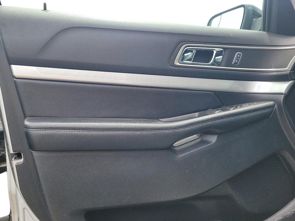2016 Ford Explorer XLT - 4WD in Brantford, Ontario - 8 - w1024h768px