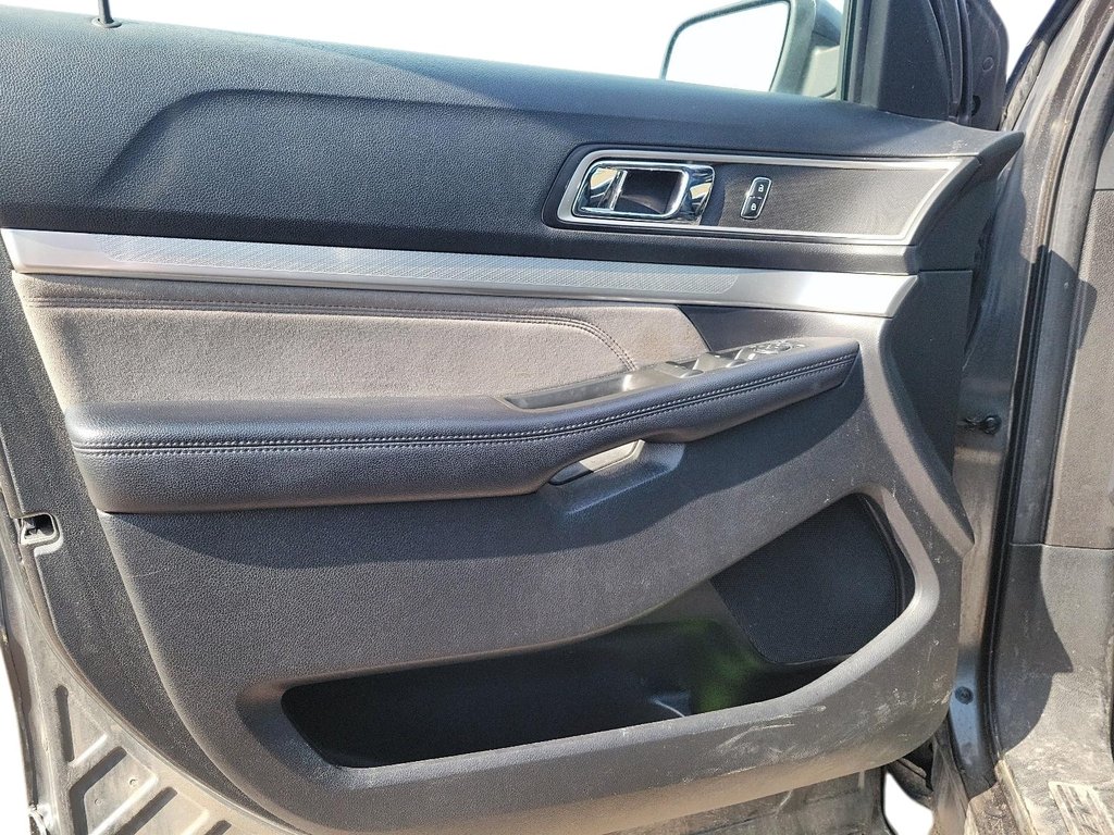 2017 Ford Explorer XLT - 4WD in Brantford, Ontario - 8 - w1024h768px