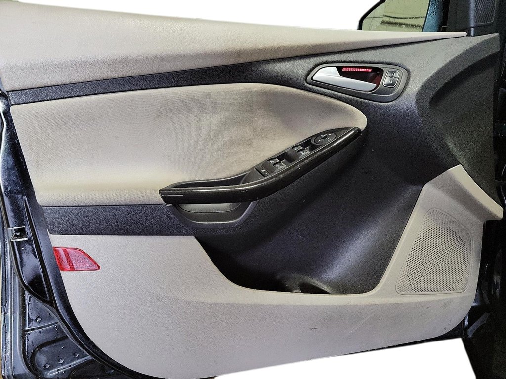 2017 Ford Focus Hatchback Electric in Brantford, Ontario - 10 - w1024h768px